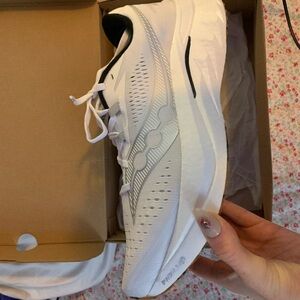 BRAND NEW SAUCONY RUNNING SHOE. running shoes men, carbon speed roll inside.